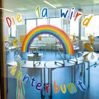 Grafik zwei Kinder teilen Kekse