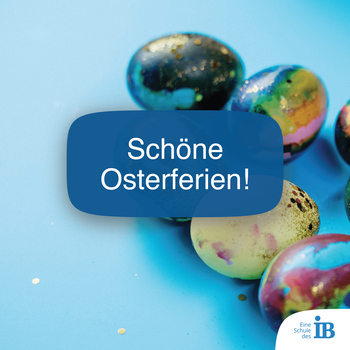 Bunte Ostereier liegen auf einem blauen Hintergrund, begleitet von der Botschaft „Schöne Osterferien!“.