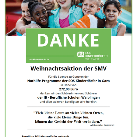 Eine Gruppe fröhlicher Kinder lächelt auf einem Plakat, das eine Spende an SOS-Kinderdorf-Programme ankündigt.