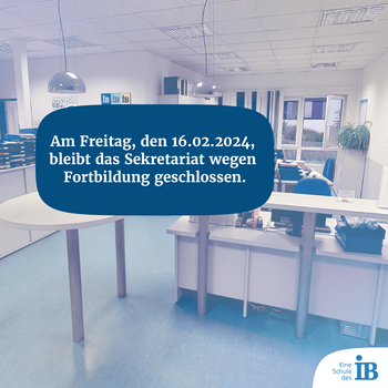 Ein Büro mit Schreibtischen und Stühlen zeigt eine Mitteilung über die Schließung am 16.02.2024 wegen Fortbildung.