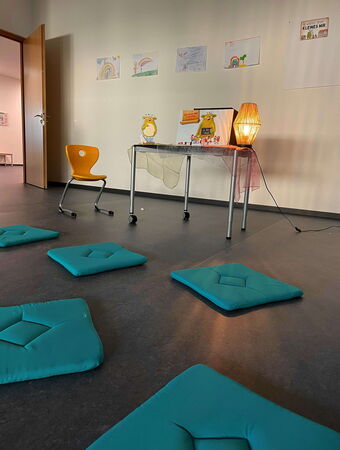 Ein Klassenzimmer in der Grundschule Flugfeld ist mit Kissen und Zeichnungen für eine kreative Zauberzelt-Aktivität vorbereitet.