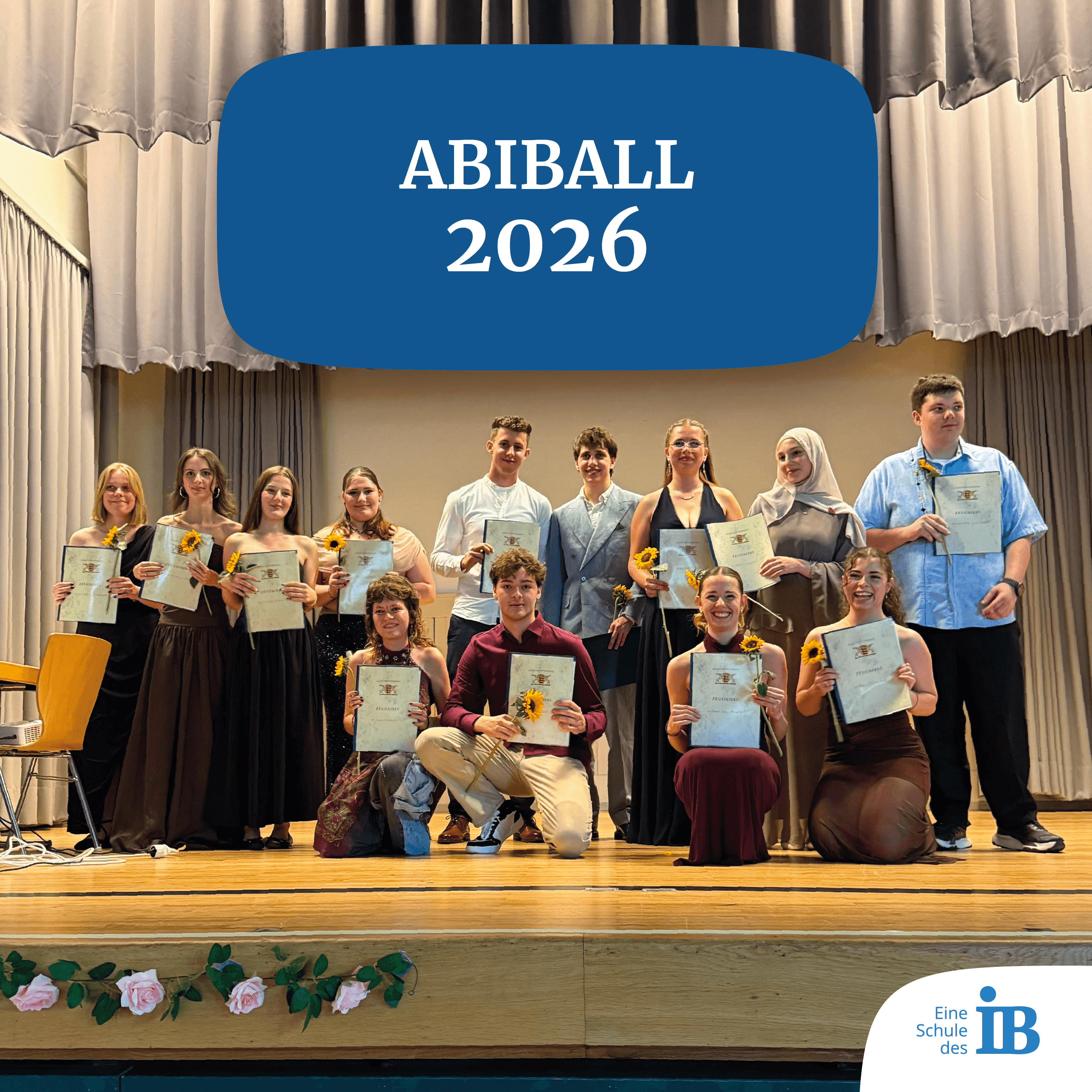 Abiturienten des Jahrgangs 2026 feiern ihren Abiball mit Urkunden und Sonnenblumen auf der Bühne. | © IB