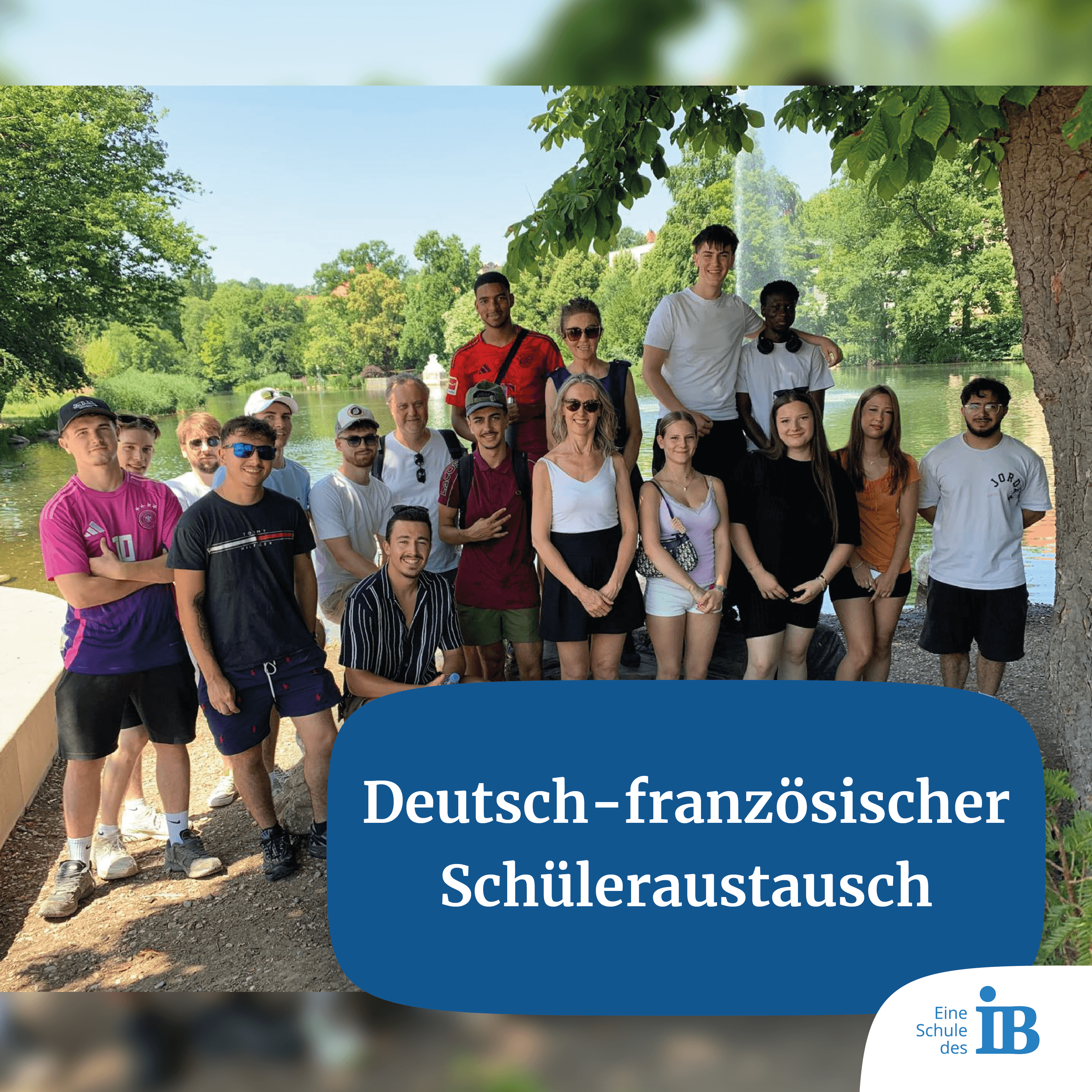 Gruppe beim deutsch-französischen Schüleraustausch am Ufer eines Sees unter Bäumen an einem sonnigen Tag.