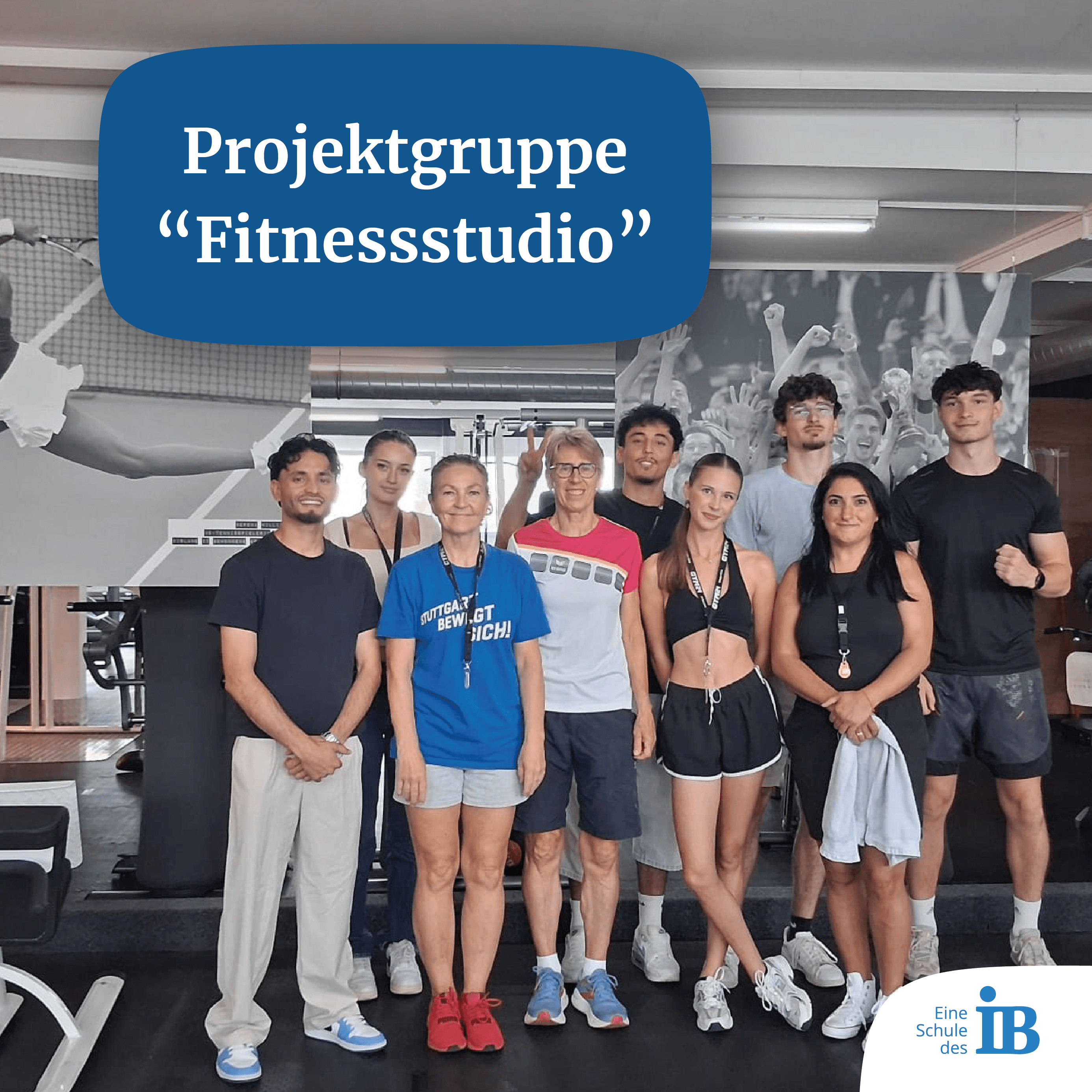 Die Projektgruppe "Fitnessstudio" posiert stolz in einem modernen Fitnessraum mit verschiedenen Trainingsgeräten.