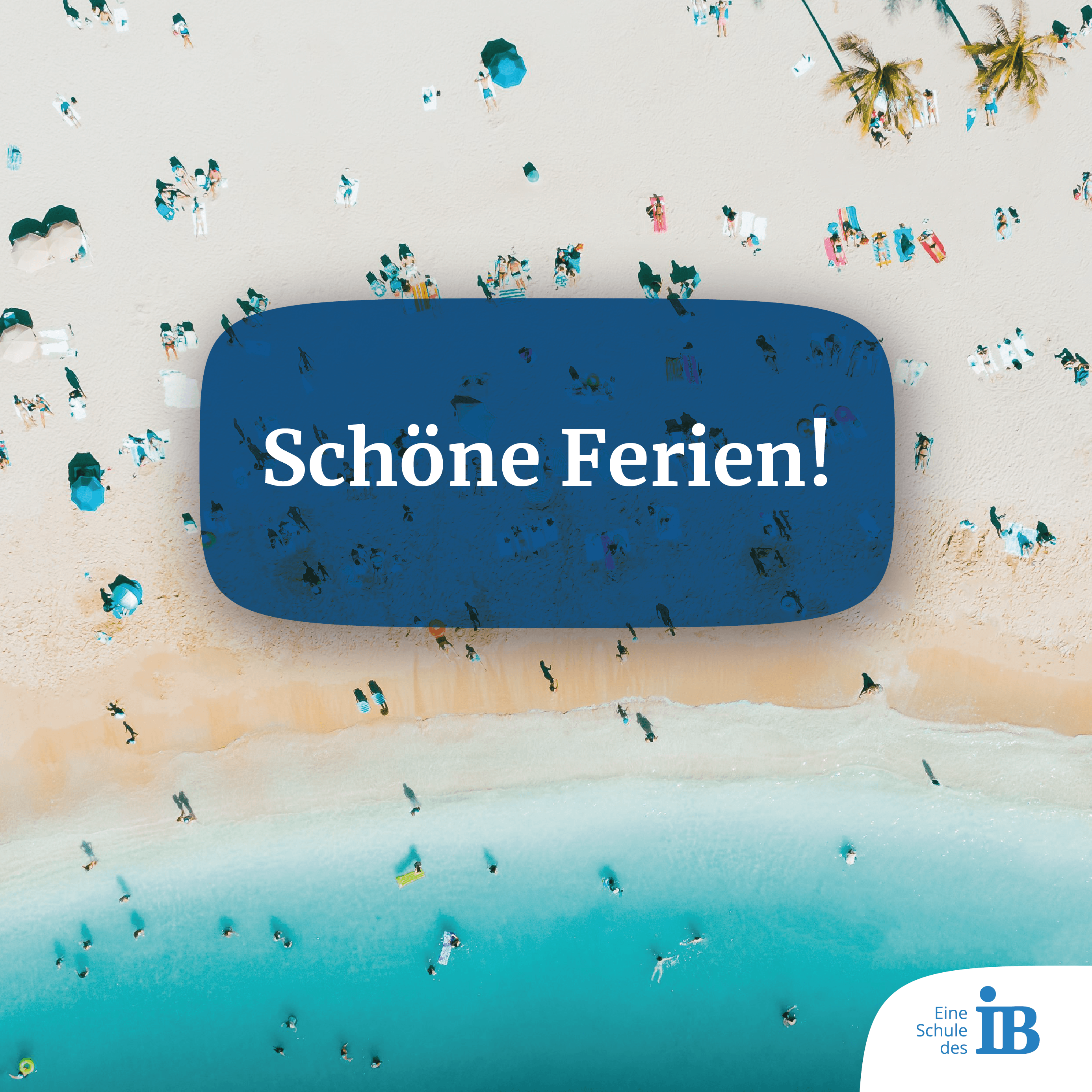 Ein schöner Strand mit vielen Menschen, die sich in der Sonne entspannen und die Ferien genießen.