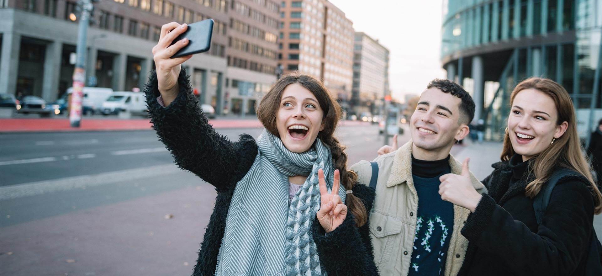 Zwei Mädchen und ein Junge machen ein Selfie