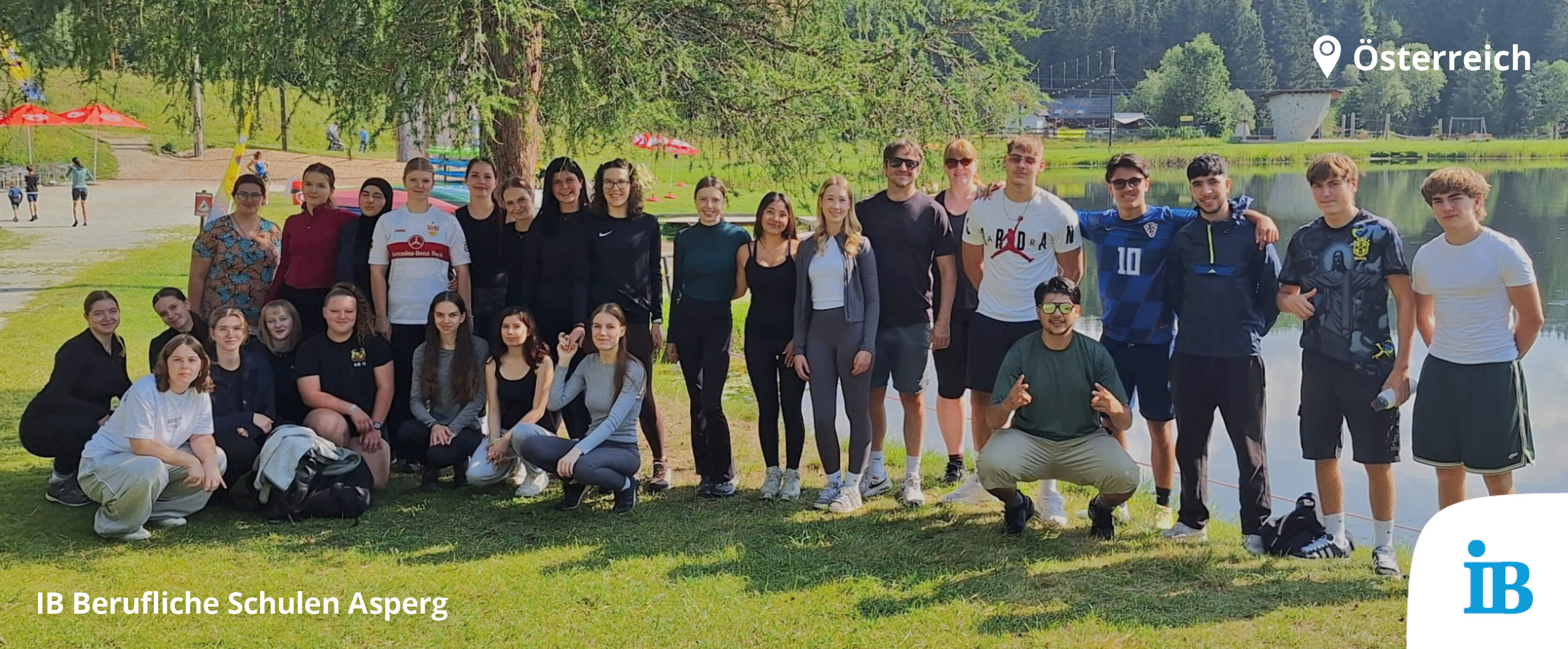 Schüler der IB Beruflichen Schulen Asperg genießen einen gemeinsamen Tag am See in Österreich.
