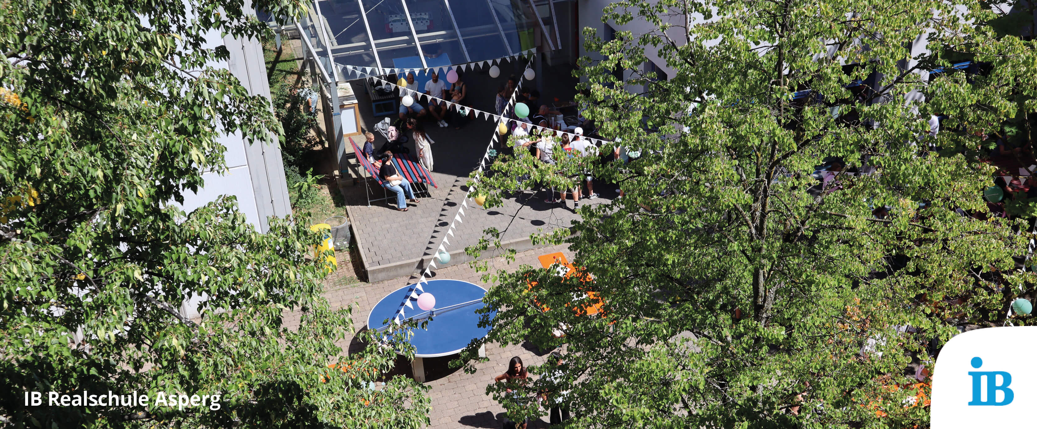 Das Sommerfest an der IB Realschule Asperg zeigt fröhliche Menschen in einer lebhaften Gartenumgebung.