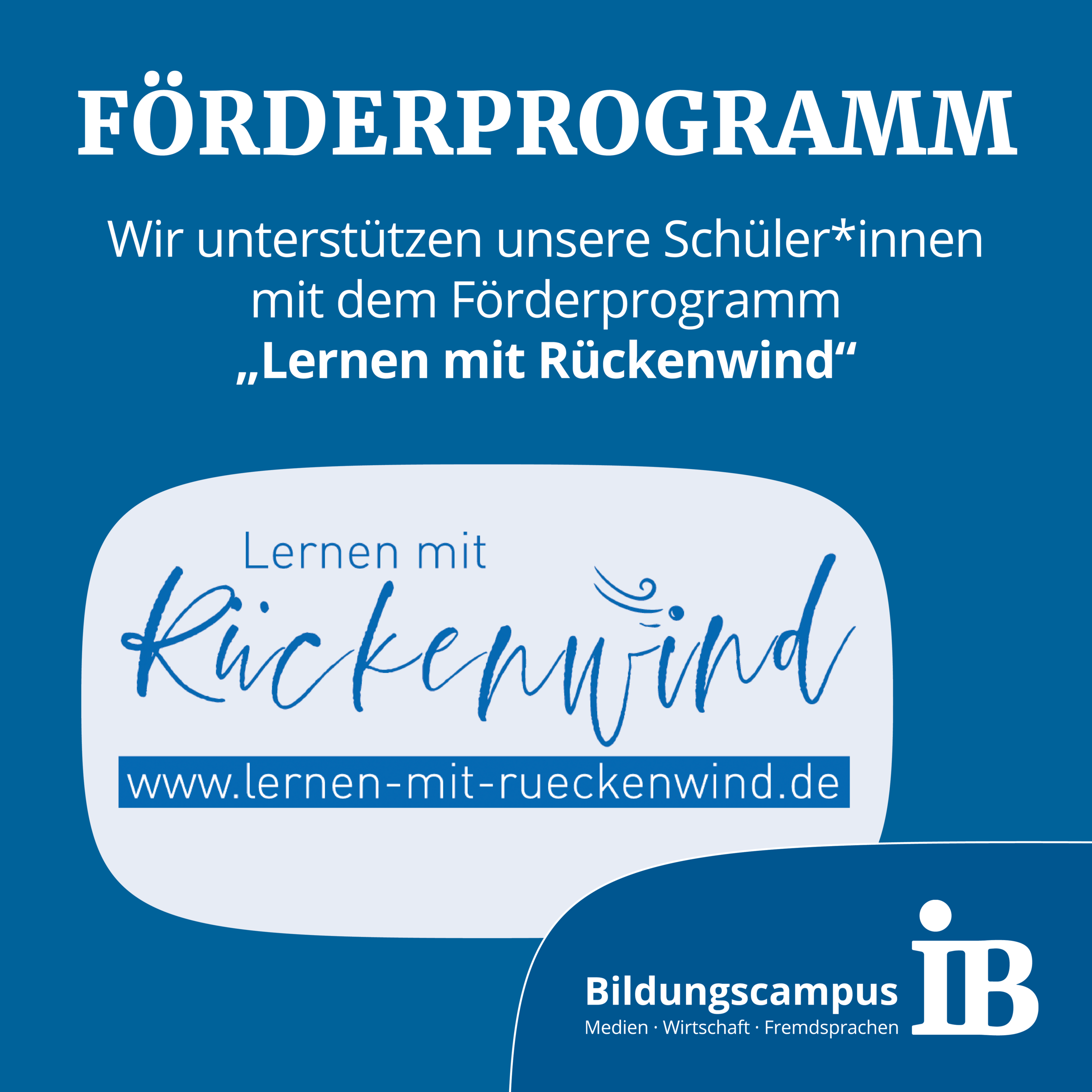 Ein blaues Plakat bewirbt das Förderprogramm "Lernen mit Rückenwind" zur Unterstützung von Schüler*innen.
