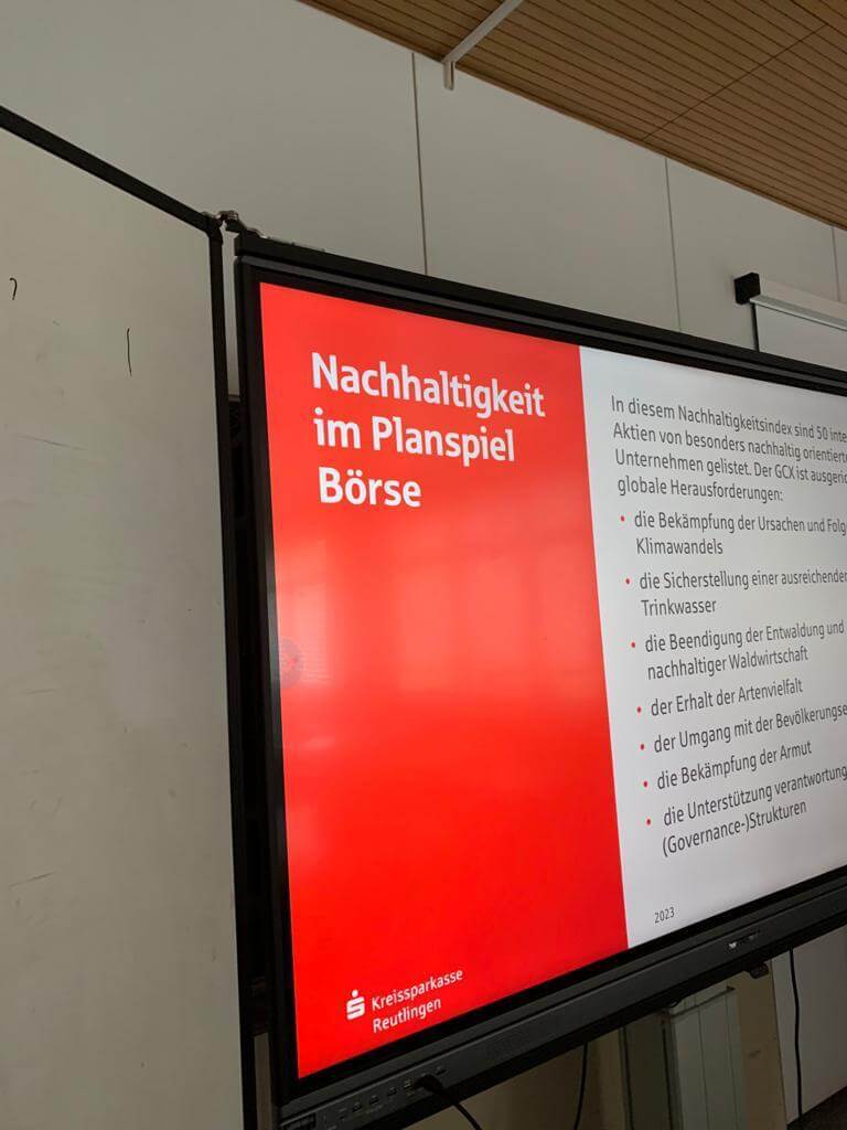 Ein Bildschirm zeigt eine Präsentation über Nachhaltigkeit im Planspiel Börse der Kreissparkasse Reutlingen.