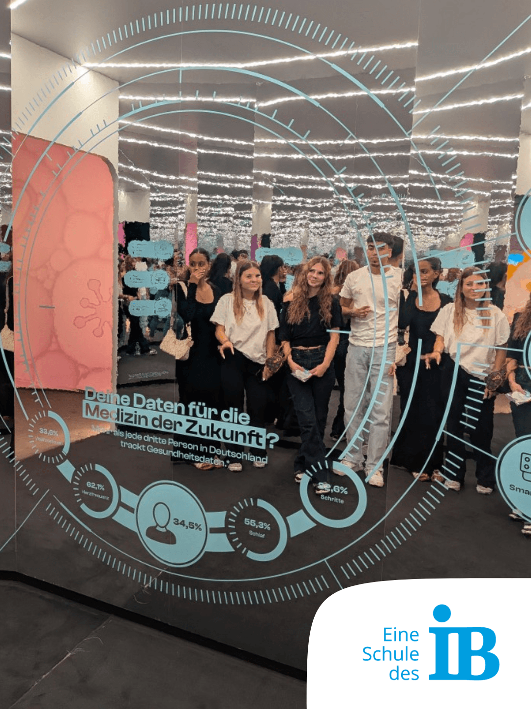 Gruppenausstellung mit jungen Menschen, die interaktive Medizindaten-Technologie in einem modernen Raum erleben.