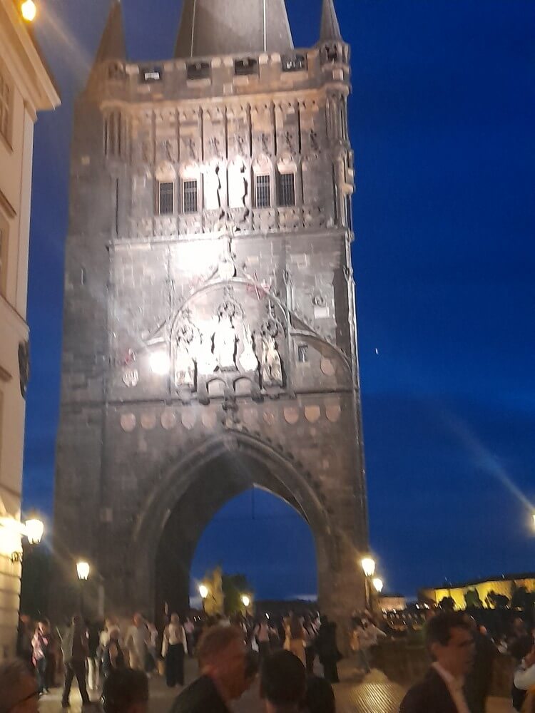 Die beeindruckende Karlsbrücke erleuchtet den nächtlichen Himmel über beeindruckenden historischen Gebäuden.